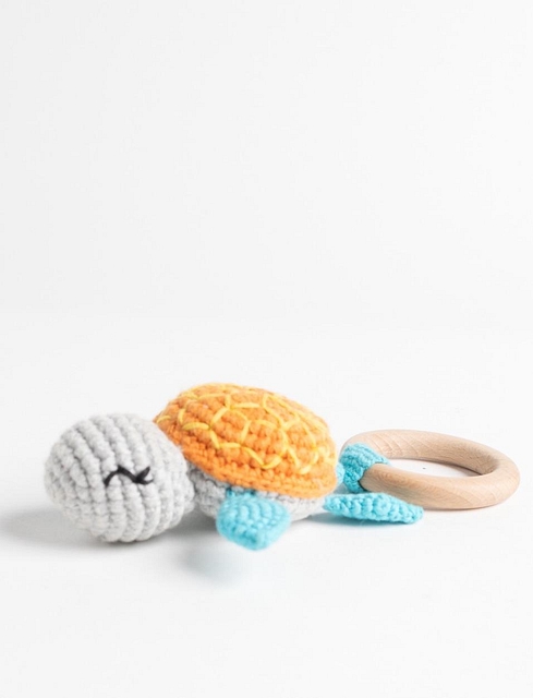 Turtle-Crochet-Toy-with-Wood-Ring